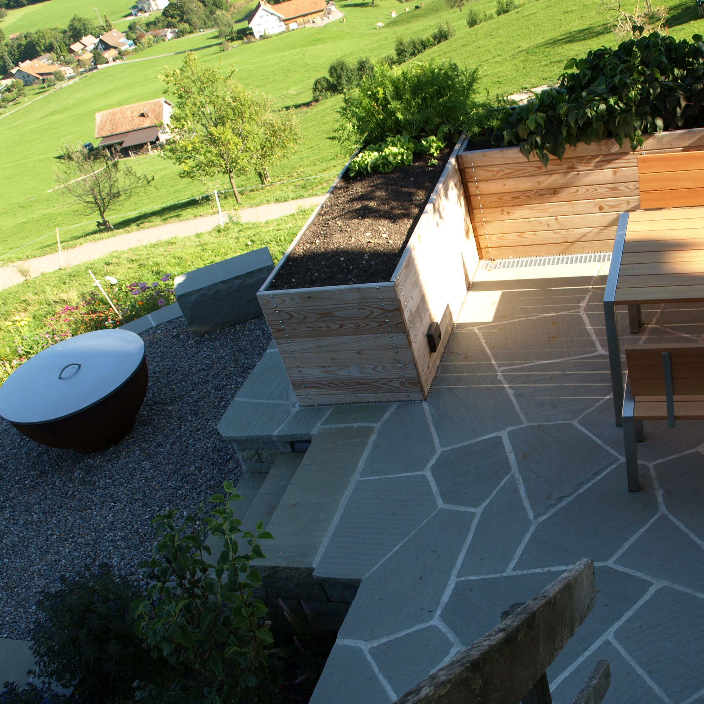 Bildmaterial: Bauernhaus mit einem Garten aus Sandstein